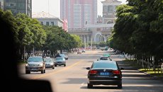 Автомобильно движение на улице Чхангван в Пхеньяне. Архивное фото Автомобильно движение на улице Чхангван в Пхеньяне. Архивное фото