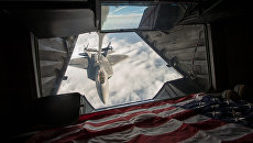 Американский истребитель F-22 Raptor во время дозаправки топливом в небе над Сирией Американский истребитель F-22 Raptor во время дозаправки топливом в небе над Сирией