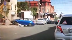 Стоп-кадр видео, где житель Хабаровска сбил на машине свою жену Стоп-кадр видео, где житель Хабаровска сбил на машине свою жену