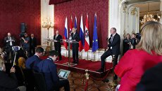 Президент РФ Владимир Путин и федеральный президент Австрии Александр Ван дер Беллен на пресс-конференции по итогам встречи во дворце Хофбург в Вене. 5 июня 2018 Президент РФ Владимир Путин и федеральный президент Австрии Александр Ван дер Беллен на пресс-конференции по итогам встречи во дворце Хофбург в Вене. 5 июня 2018
