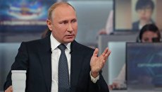 Президент РФ Владимир Путин отвечает на вопросы россиян во время ежегодной специальной программы Прямая линия с Владимиром Путиным в эфире российских телеканалов и радиостанций. Президент РФ Владимир Путин отвечает на вопросы россиян во время ежегодной специальной программы Прямая линия с Владимиром Путиным в эфире российских телеканалов и радиостанций.