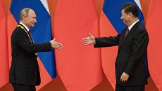 Председатель КНР Си Цзиньпин вручил президенту РФ Владимиру Путину. Архивное фото Председатель КНР Си Цзиньпин вручил президенту РФ Владимиру Путину. Архивное фото