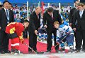Президент РФ Владимир Путин и председатель КНР Си Цзиньпин во время посещения товарищеского хоккейного матча юношеских команд в Тяньцзине. 8 июня 2018 Президент РФ Владимир Путин и председатель КНР Си Цзиньпин во время посещения товарищеского хоккейного матча юношеских команд в Тяньцзине. 8 июня 2018