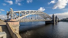 Большеохтинский мост в Санкт-Петербурге. Архивное фото Большеохтинский мост в Санкт-Петербурге. Архивное фото