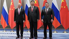 Владимир Путин во время встречи с председателем КНР Си Цзиньпинем и президентом Монголии Халтмаагийном Баттулгой на полях саммита ШОС. 9 июня 2018 Владимир Путин во время встречи с председателем КНР Си Цзиньпинем и президентом Монголии Халтмаагийном Баттулгой на полях саммита ШОС. 9 июня 2018
