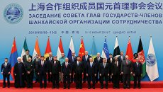 Президент РФ Владимир Путин на церемонии фотографирования глав государств - членов ШОС, наблюдателей в ШОС и руководителей международных организаци перед началом заседания в Циндао. 10 июня 2018 Президент РФ Владимир Путин на церемонии фотографирования глав государств - членов ШОС, наблюдателей в ШОС и руководителей международных организаци перед началом заседания в Циндао. 10 июня 2018