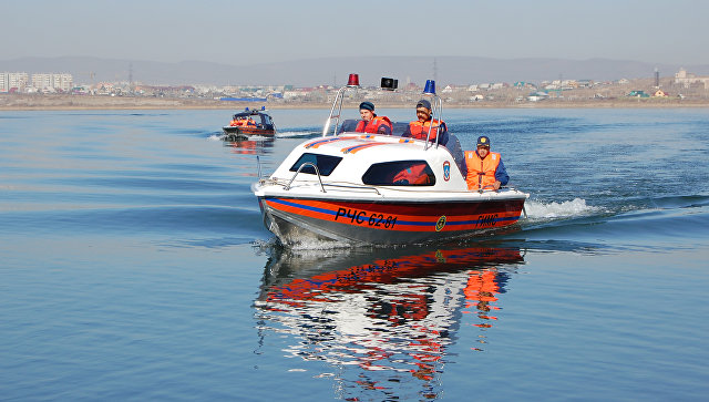 Под Хабаровском три человека пропали после опрокидывания лодки 