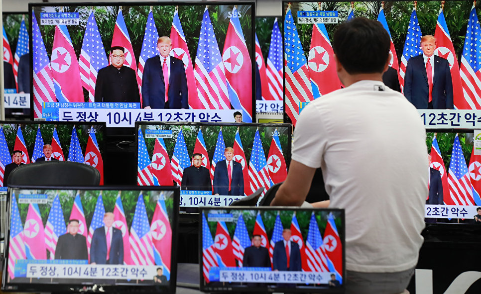 Трансляция встречи президента США Дональда Трампа и лидера КНДР Ким Чен Ына в магазине электроники в Сеуле, Южная Корея. 12 июня 2018