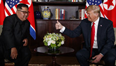 Лидер КНДР Ким Чен Ын и президент США Дональд Трамп во время встречи в Сингапуре. Архивное фото Лидер КНДР Ким Чен Ын и президент США Дональд Трамп во время встречи в Сингапуре. Архивное фото