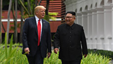 Президент США Дональд Трамп и лидер КНДР Ким Чен Ын Во время прогулки у отеля Капелла в Сингапуре. 12 июня 2018 Президент США Дональд Трамп и лидер КНДР Ким Чен Ын Во время прогулки у отеля Капелла в Сингапуре. 12 июня 2018