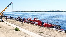 Поднятие катамарана, потерпевшего крушение в Волгограде, на сушу. 12 июня 2018 Поднятие катамарана, потерпевшего крушение в Волгограде, на сушу. 12 июня 2018