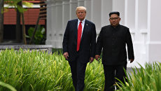 Президент США Дональд Трамп и лидер КНДР Ким Чен Ын Во время прогулки у отеля Капелла в Сингапуре Президент США Дональд Трамп и лидер КНДР Ким Чен Ын Во время прогулки у отеля Капелла в Сингапуре