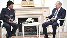 Владимир Путин и президент Боливии Эво Моралес во время встречи. 13 июня 2018 Владимир Путин и президент Боливии Эво Моралес во время встречи. 13 июня 2018