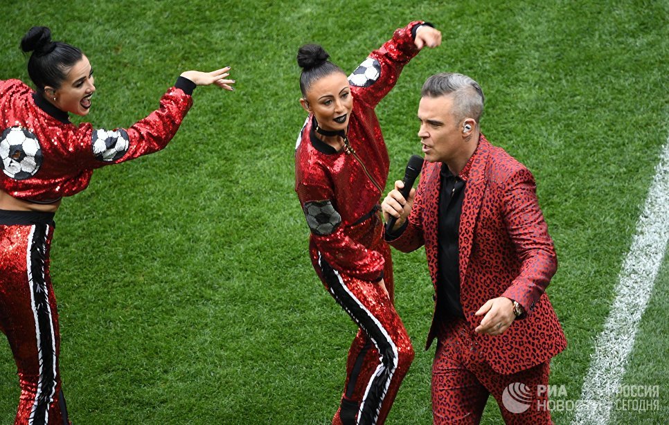 Певец Робби Уильямс выступает на церемонии открытия чемпионата мира по футболу 2018 на стадионе Лужники Певец Робби Уильямс выступает на церемонии открытия чемпионата мира по футболу 2018 на стадионе Лужники