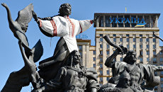 Памятник основателям Киева на площади Независимости в Киеве Памятник основателям Киева на площади Независимости в Киеве
