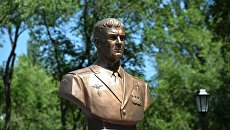 Памятный бюст погибшему в Сирии летчику Роману Филипову у школы №85 в Воронеже, в которой он учился Памятный бюст погибшему в Сирии летчику Роману Филипову у школы №85 в Воронеже, в которой он учился