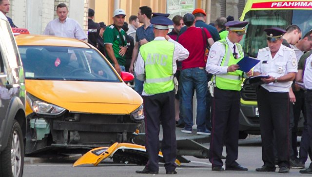 Последствия ДТП с участием автомобиля такси, совершившего наезд на пешеходов на улице Ильинка в Москве. 16 июня 2018