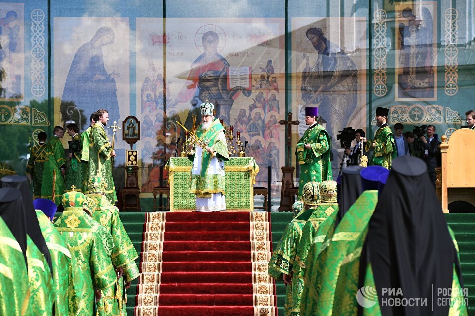 Патриарх Московский и Всея Руси Кирилл во время божественной литургии в праздник в честь вологодских святых на Кремлевской площади, у стен Вологодского кремля и Софийского собора Патриарх Московский и Всея Руси Кирилл во время божественной литургии в праздник в честь вологодских святых на Кремлевской площади, у стен Вологодского кремля и Софийского собора