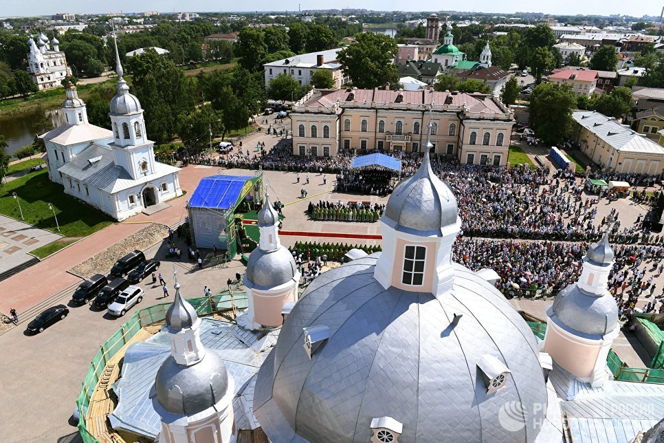 Кремлевская площадь у стен Вологодского кремля и Софийского собора, где патриарх Московский и Всея Руси Кирилл отслужил литургию в праздник в честь вологодских святых Кремлевская площадь у стен Вологодского кремля и Софийского собора, где патриарх Московский и Всея Руси Кирилл отслужил литургию в праздник в честь вологодских святых