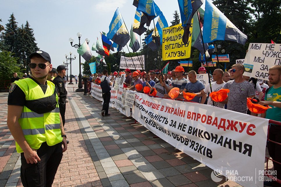 Шахтеры на акции протеста у здания Рады Украины в Киеве. 19 июня 2018 Шахтеры на акции протеста у здания Рады Украины в Киеве. 19 июня 2018