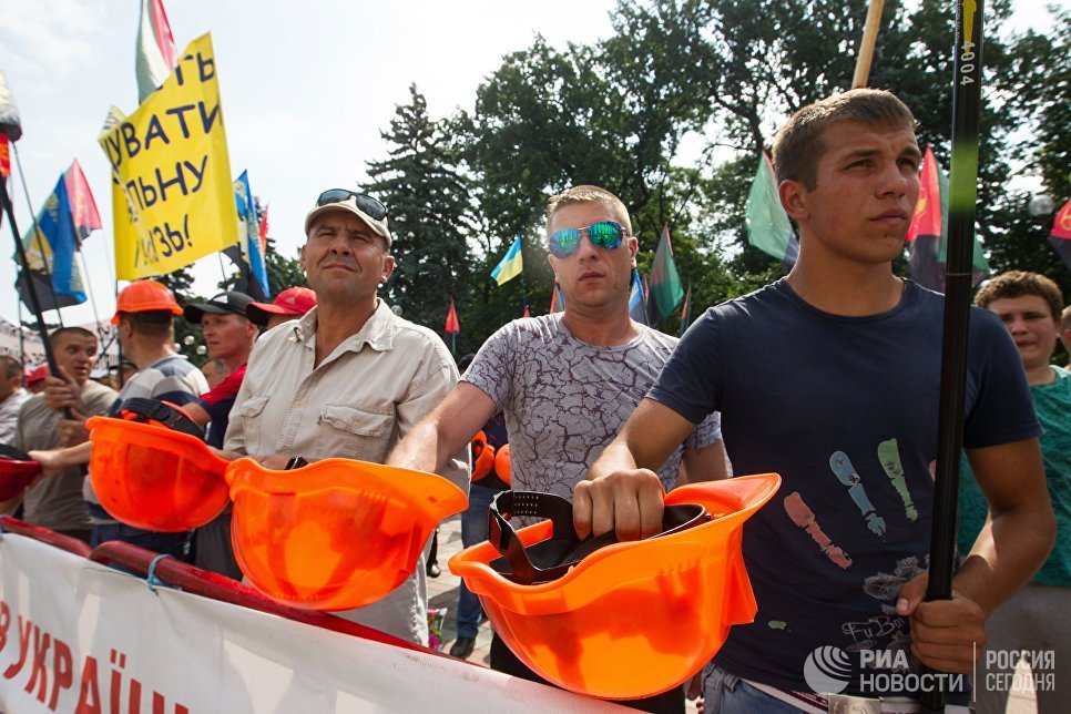 Шахтеры на акции протеста у здания Рады Украины в Киеве. 19 июня 2018 Шахтеры на акции протеста у здания Рады Украины в Киеве. 19 июня 2018