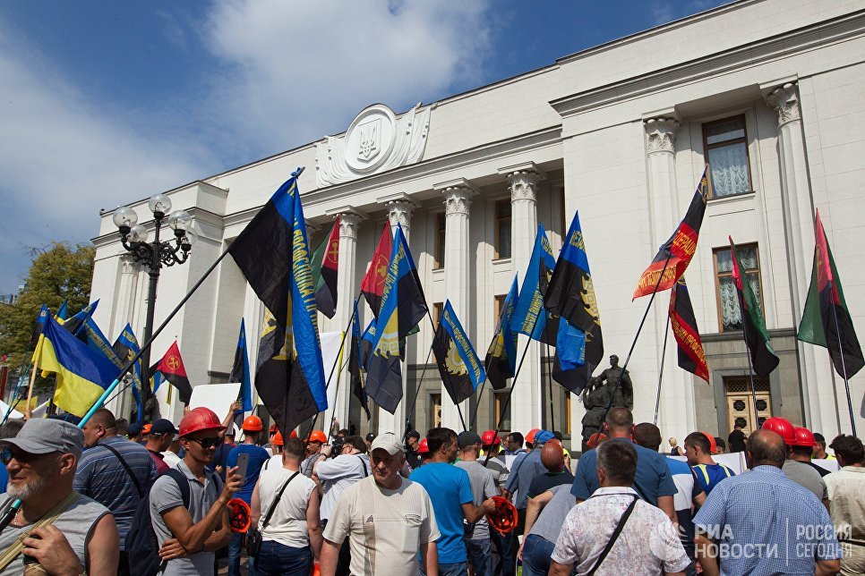 Шахтеры на акции протеста у здания Рады Украины в Киеве. Митингующие протестуют против постоянных задержек зарплат и требуют увеличения заработной платы Шахтеры на акции протеста у здания Рады Украины в Киеве. Митингующие протестуют против постоянных задержек зарплат и требуют увеличения заработной платы