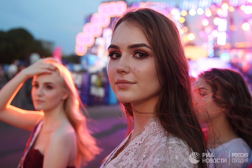 Выпускники российских школ на празднике выпускников в Центральном парке культуры и отдыха имени Горького в Москве Выпускники российских школ на празднике выпускников в Центральном парке культуры и отдыха имени Горького в Москве