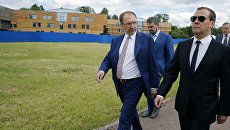 Председатель правительства РФ Дмитрий Медведев во время посещения кампуса Высшей школы менеджмента СПбГУ Михайловская дача. 25 июня 2018 Председатель правительства РФ Дмитрий Медведев во время посещения кампуса Высшей школы менеджмента СПбГУ Михайловская дача. 25 июня 2018