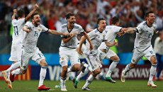 Игроки сборной России радуются победе в матче 1/8 финала чемпионата мира по футболу между сборными Испании и России. 1 июля 2018 Игроки сборной России радуются победе в матче 1/8 финала чемпионата мира по футболу между сборными Испании и России. 1 июля 2018
