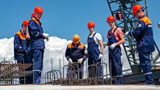 Студенты на строительстве железнодорожной части Крымского моста. Архивное фото Студенты на строительстве железнодорожной части Крымского моста. Архивное фото