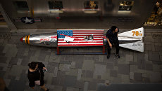 Скамейка с флагом США в торговом центре в Пекине. Архивное фото Скамейка с флагом США в торговом центре в Пекине. Архивное фото