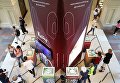 Посетители на выставке футбольной атрибутики Qatar @RoadTo2022 Exhibition в ГУМе в Москве Посетители на выставке футбольной атрибутики Qatar @RoadTo2022 Exhibition в ГУМе в Москве
