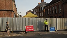 Полицейский у дома на улице Ролленстоун стрит в Солсбери. Архивное фото Полицейский у дома на улице Ролленстоун стрит в Солсбери. Архивное фото