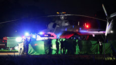 Спасенные школьники транспортируются с военного вертолета в ожидающую машину скорой помощи в военном аэропорту в Чианграе, Таиланд. 9 июля 2018 Спасенные школьники транспортируются с военного вертолета в ожидающую машину скорой помощи в военном аэропорту в Чианграе, Таиланд. 9 июля 2018