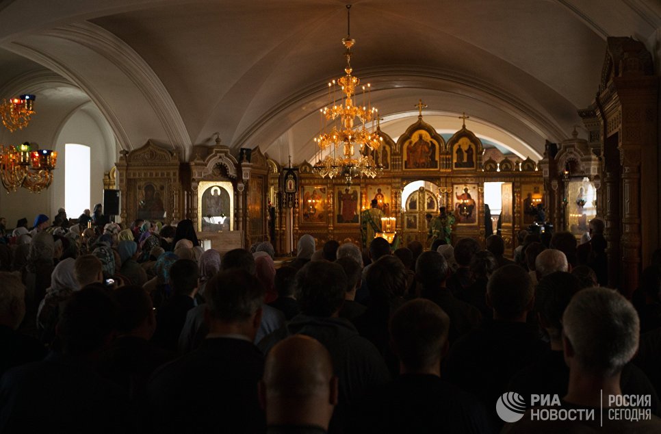 Верующие во время вечерней службы в Спасо-Преображенском соборе в день празднования памяти преподобных Сергия и Германа Валаамских Верующие во время вечерней службы в Спасо-Преображенском соборе в день празднования памяти преподобных Сергия и Германа Валаамских