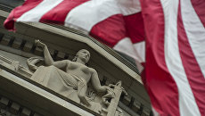 Флаг США у здания министерства юстиции в Вашингтоне Флаг США у здания министерства юстиции в Вашингтоне