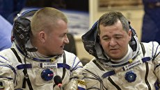 Космонавты Роскосмоса Алексей Овчинин и Олег Скрипочка перед пуском ракеты-носителя Союз-ФГ. Архивное фото Космонавты Роскосмоса Алексей Овчинин и Олег Скрипочка перед пуском ракеты-носителя Союз-ФГ. Архивное фото