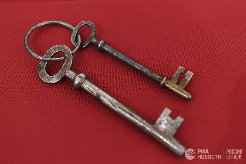 Ключи от дома Ипатьевых (слева - межэтажный, справа - от расстрельной комнаты) в Музее святой царской семьи в Екатеринбурге.
