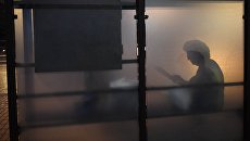 Женщина на остановке общественного транспорта. Архивное фото Женщина на остановке общественного транспорта. Архивное фото