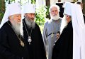 Митрополит Крутицкий и Коломенский Ювеналий и митрополит Киевский и всея Украины Онуфрий у Алапаевской шахты, куда были сброшены члены Дома Романовых и близкие к ним люди Митрополит Крутицкий и Коломенский Ювеналий и митрополит Киевский и всея Украины Онуфрий у Алапаевской шахты, куда были сброшены члены Дома Романовых и близкие к ним люди