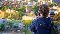 Женщина фотографирует Тбилиси Женщина фотографирует Тбилиси