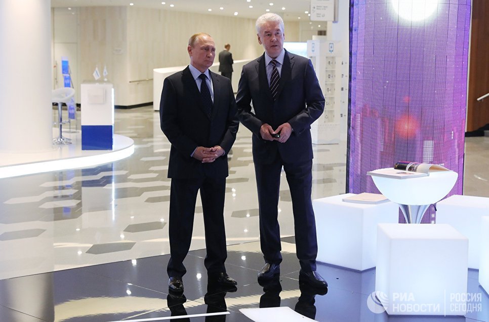 Президент РФ Владимир Путин и мэр Москвы Сергей Собянин на Московском урбанистическом форуме. 18 июля 2018 Президент РФ Владимир Путин и мэр Москвы Сергей Собянин на Московском урбанистическом форуме. 18 июля 2018