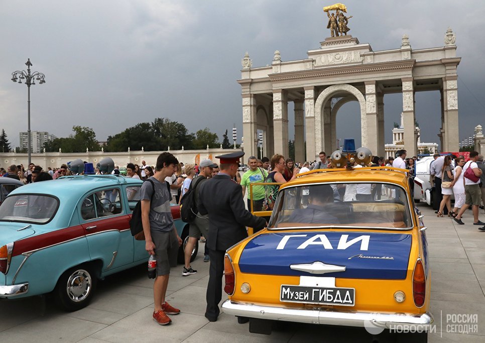 Люди рассматривают автомобили на выставке ретротехники, приуроченной к празднованию Дня московского транспорта, на ВДНХ в Москве Люди рассматривают автомобили на выставке ретротехники, приуроченной к празднованию Дня московского транспорта, на ВДНХ в Москве