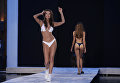 Модель во время Fashion Palette Miami Australian Swim Show на Неделе пляжной моды в Майами, США Модель во время Fashion Palette Miami Australian Swim Show на Неделе пляжной моды в Майами, США