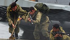Высадка подразделения морской пехоты Тихоокеанского флота. Архивное фото Высадка подразделения морской пехоты Тихоокеанского флота. Архивное фото