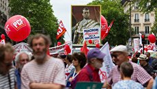 Участники акции протеста против экономических реформ президента Франции Эммануэля Макрона в Париже. Архивное фото Участники акции протеста против экономических реформ президента Франции Эммануэля Макрона в Париже. Архивное фото