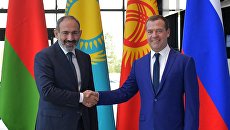 Дмитрий Медведев и премьер-министр Армении Никол Пашинян перед началом заседания ЕАЭС. 27 июля 2018 Дмитрий Медведев и премьер-министр Армении Никол Пашинян перед началом заседания ЕАЭС. 27 июля 2018