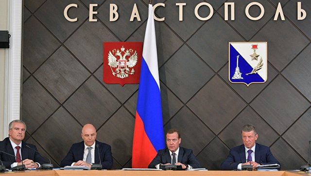 Медведев обещает сделать выводы об исполнении проектов в Севастополе