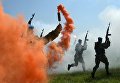 Военнослужащие Воздушно-десантных войск во время показательных выступлений на праздновании Дня ВДВ в 83-й отдельной гвардейской десантно-штурмовой бригаде в городе Уссурийске Военнослужащие Воздушно-десантных войск во время показательных выступлений на праздновании Дня ВДВ в 83-й отдельной гвардейской десантно-штурмовой бригаде в городе Уссурийске