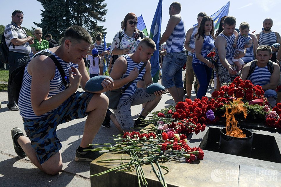 Служащие Воздушно-десантных войск возлагают цветы у Вечного огня на Марсовом поле в Санкт-Петербурге Служащие Воздушно-десантных войск возлагают цветы у Вечного огня на Марсовом поле в Санкт-Петербурге